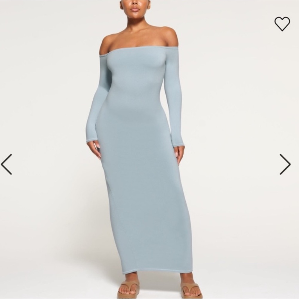 Skims OFF THE SHOULDER LONG DRESS Color
Blue Size S Maci long sleeve bodycon